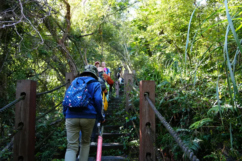 沿著山壁架設的步道與階梯