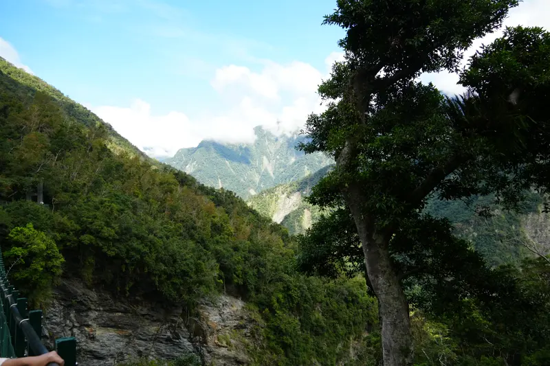 山谷與藍天
