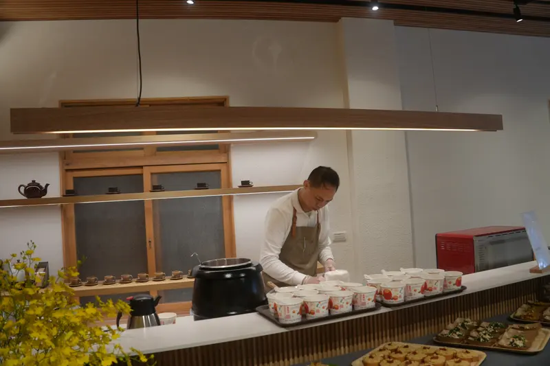 廚房檯面上排著一份份備好的餐點