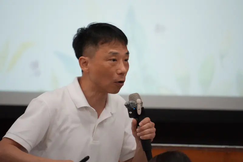 老師拿著麥克風說話