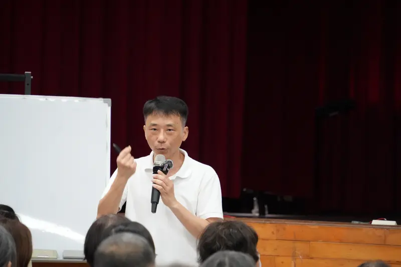老師兩手比劃著說明
