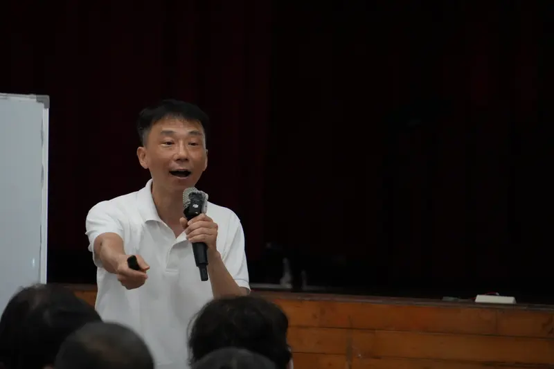老師伸手示意