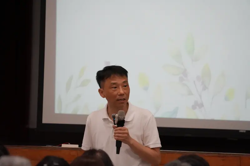 老師站在投影幕前