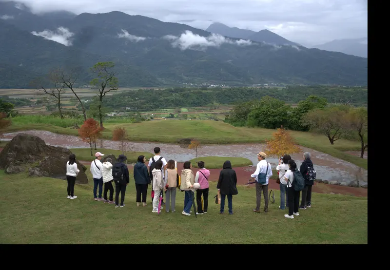 大夥站在草地上遠眺群山
