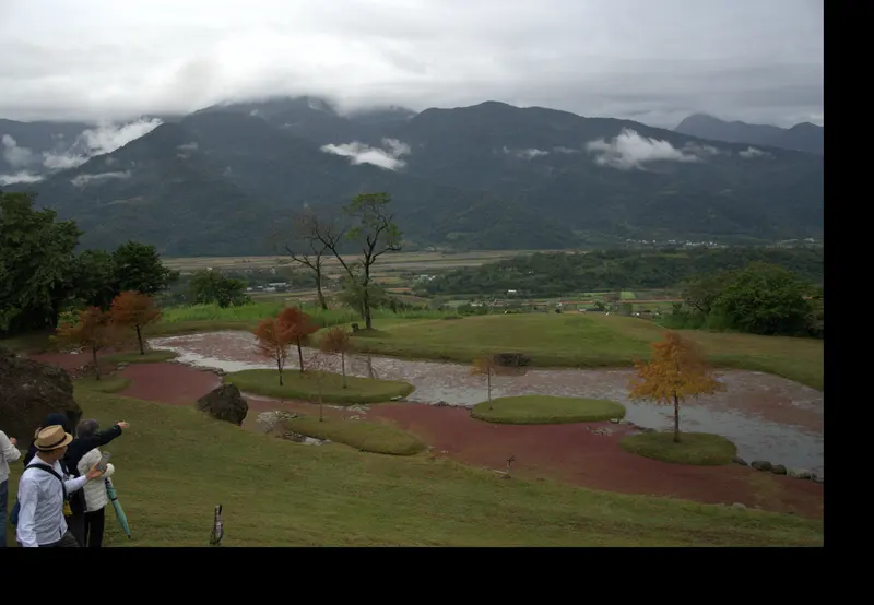 山腳下的紅色濕地與田野
