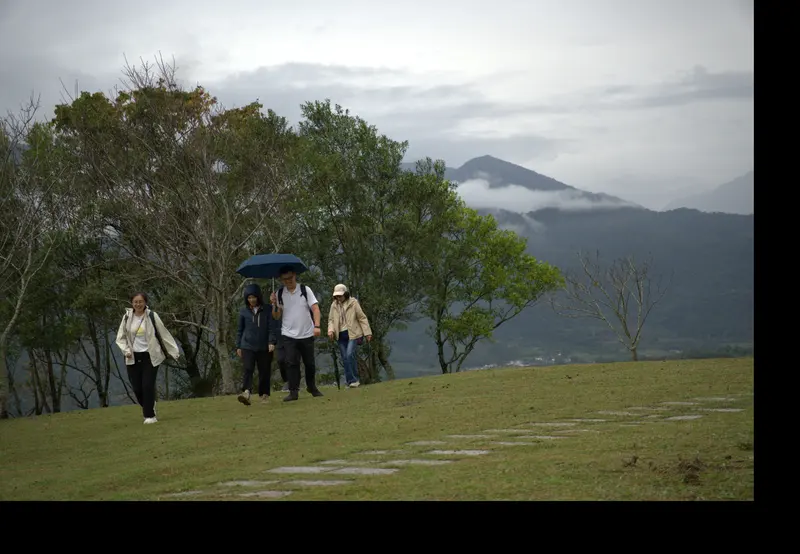 雲霧下的山與草原