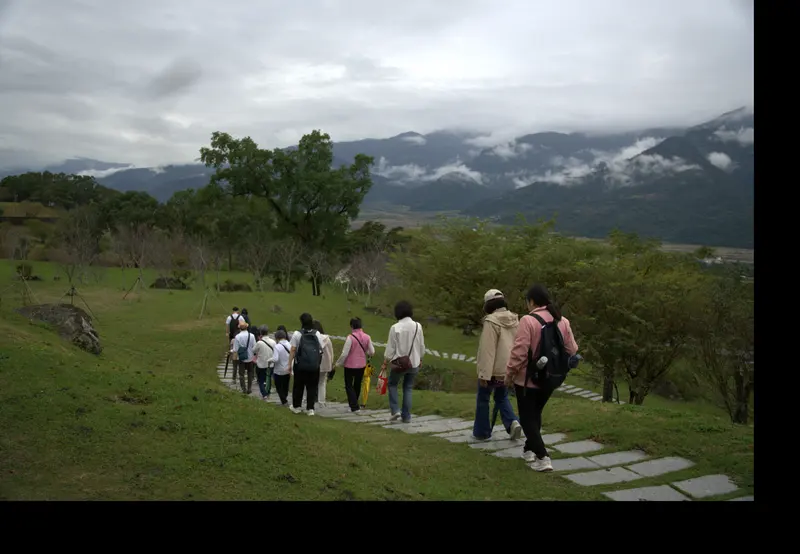 一行人沿著草地步道走